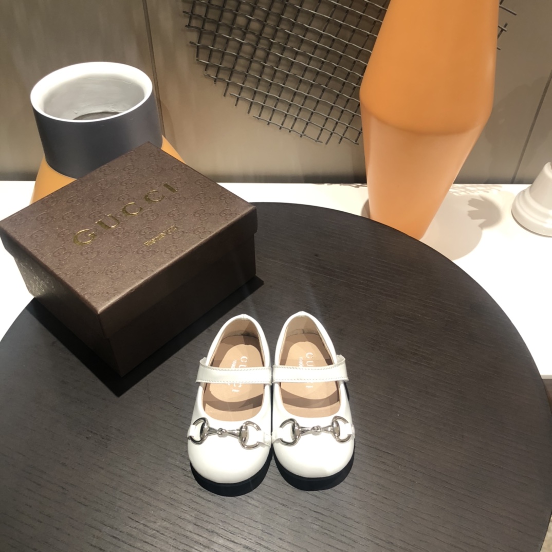 Children's shoes child